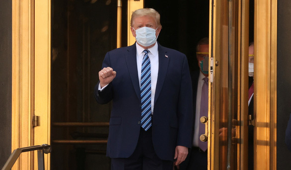  
Tổng thống Trump giơ tay hình nắm đấm thể hiện sự mạnh mẽ khi bước ra khỏi bệnh viện ngày 5/10 (giờ Mỹ). (Ảnh: Reuters)