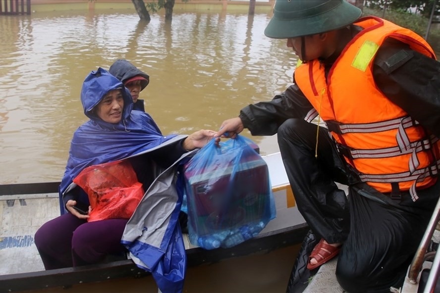  
Người dân chịu ảnh hưởng của mưa lũ nhận được lương thực hỗ trợ. (Ảnh: Thanh Niên) 