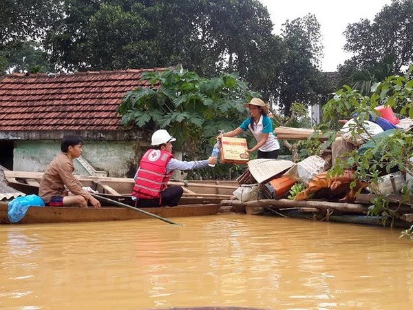  
Người dân chịu hậu quả của mưa lũ tại các tỉnh miền Trung đang rất cần được hỗ trợ. (Ảnh: Vietnamplus)