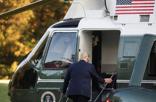  
Ông Trump lên trực thăng rời Nhà Trắng để đến bệnh viện điều trị Covid-19. (Ảnh: AP)