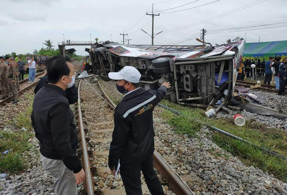 
Chiếc xe buýt bị lật nhào tại hiện trường vụ tai nạn giữa tàu lửa và xe buýt làm 20 người đi chùa qua đời đầy thương tâm ở Thái Lan. (Ảnh: Bangkok Post)