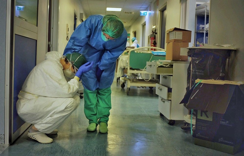 
Nhân viên y tế mệt mỏi sau chuỗi ngày chống chọi với Covid-19. (Ảnh: AFP)