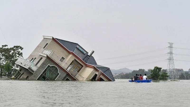 
Một ngôi nhà ở Trung Quốc bị lũ nhấn chìm. (Ảnh: Sina)