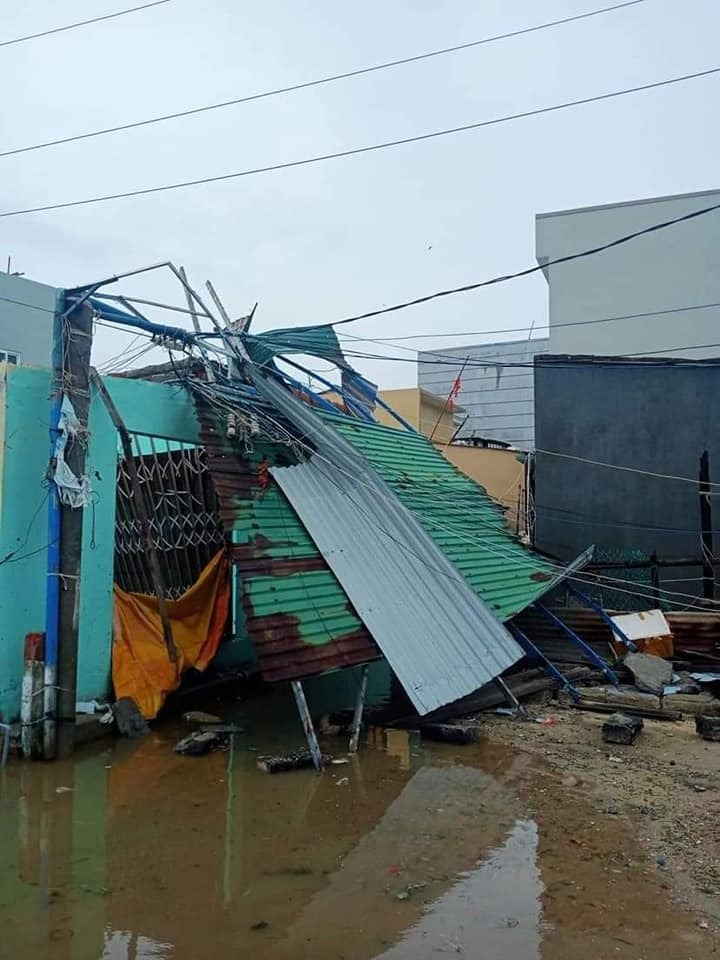  
Sức gió mạnh từ bão số 9 khiến nhà của một hộ dân bị phá hỏng. (Ảnh: Lao Động)