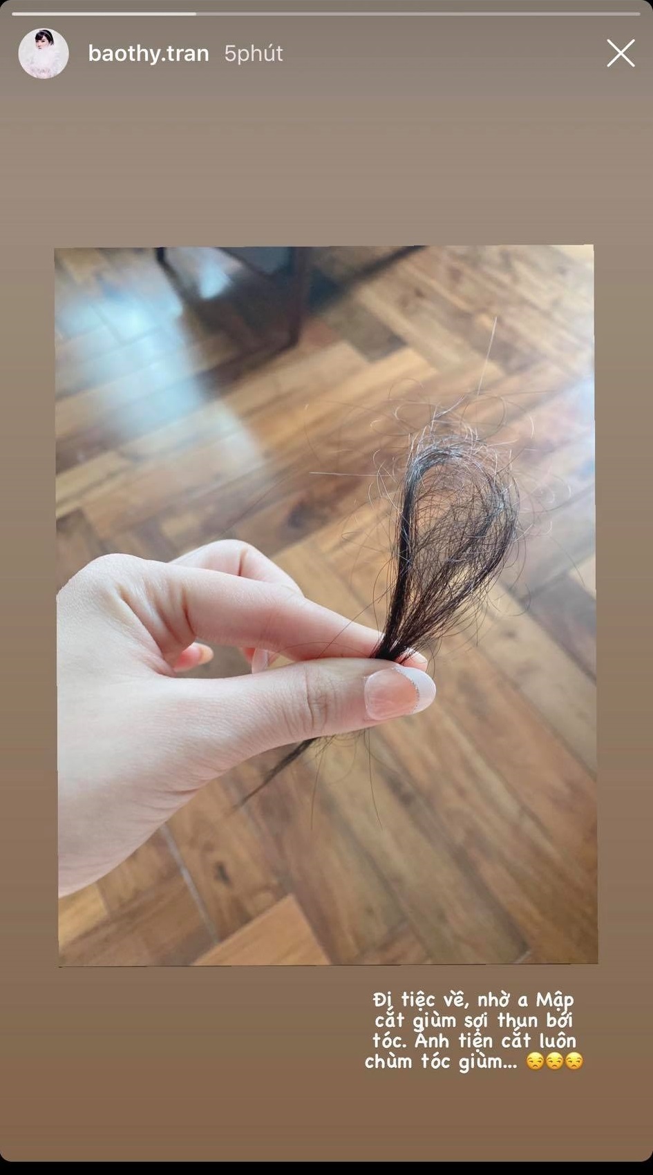
Ca sĩ chia sẻ "hậu quả" mất một chùm tóc của mình khi nhờ chồng cắt giúp sợi thun. (Ảnh: Chụp màn hình)