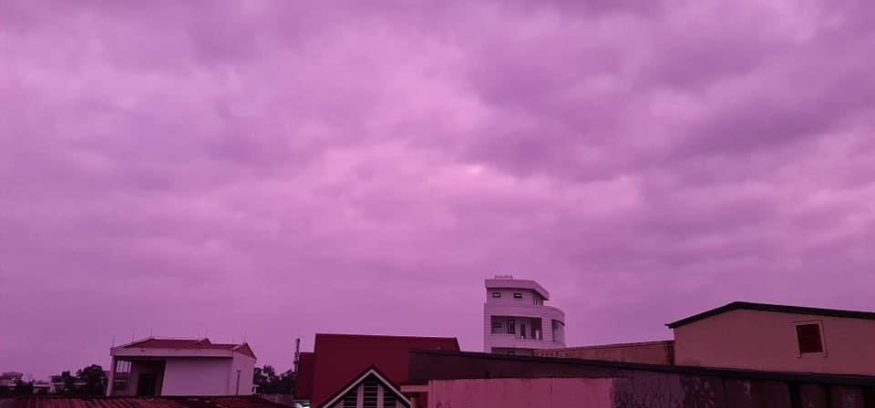  
Bầu trời ở tỉnh Quảng Trị "phủ" một màu tím kỳ lạ. (Ảnh: Quảng Trị 24h) 