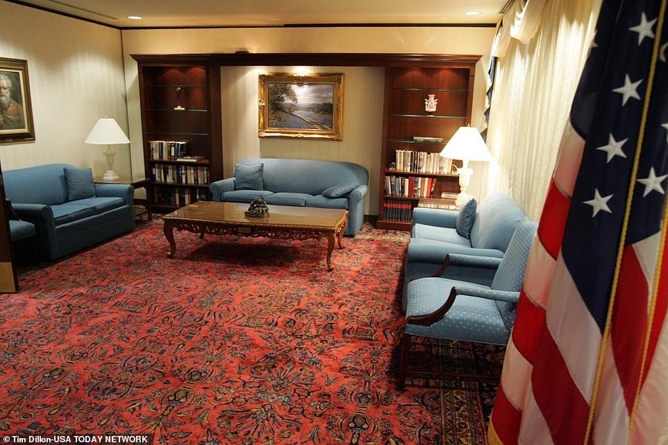  
Nơi điều trị cho Tổng thống tại Trung tâm Y tế quân sự Walter Reed còn có cả phòng tiếp khách. (Ảnh: Daily Mail).
