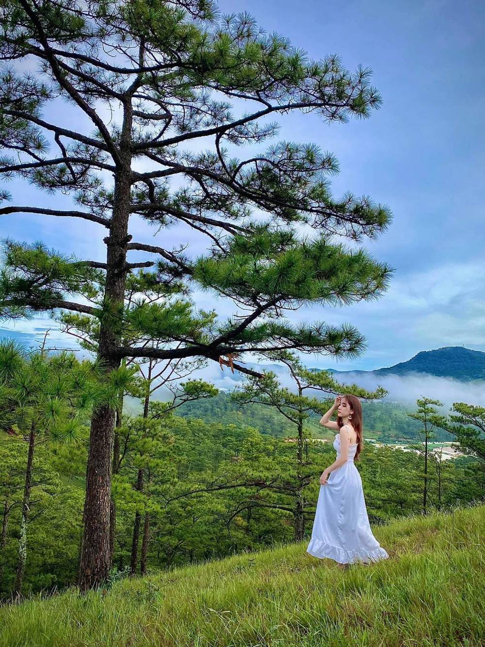  
Một chiếc váy dài thướt tha như thế này thật hợp với khung cảnh thiên nhiên mộng mơ trên đồi Đa Phú (Ảnh: Nguyễn Thoại Kiều)
