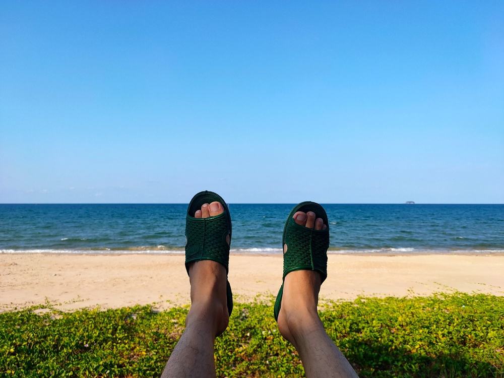  
Đôi chân trên bãi biển cùng đôi dép tổ ong "huyền thoại". (Ảnh: Nguyễn Quang Phúc/ Viet Nam Oi)