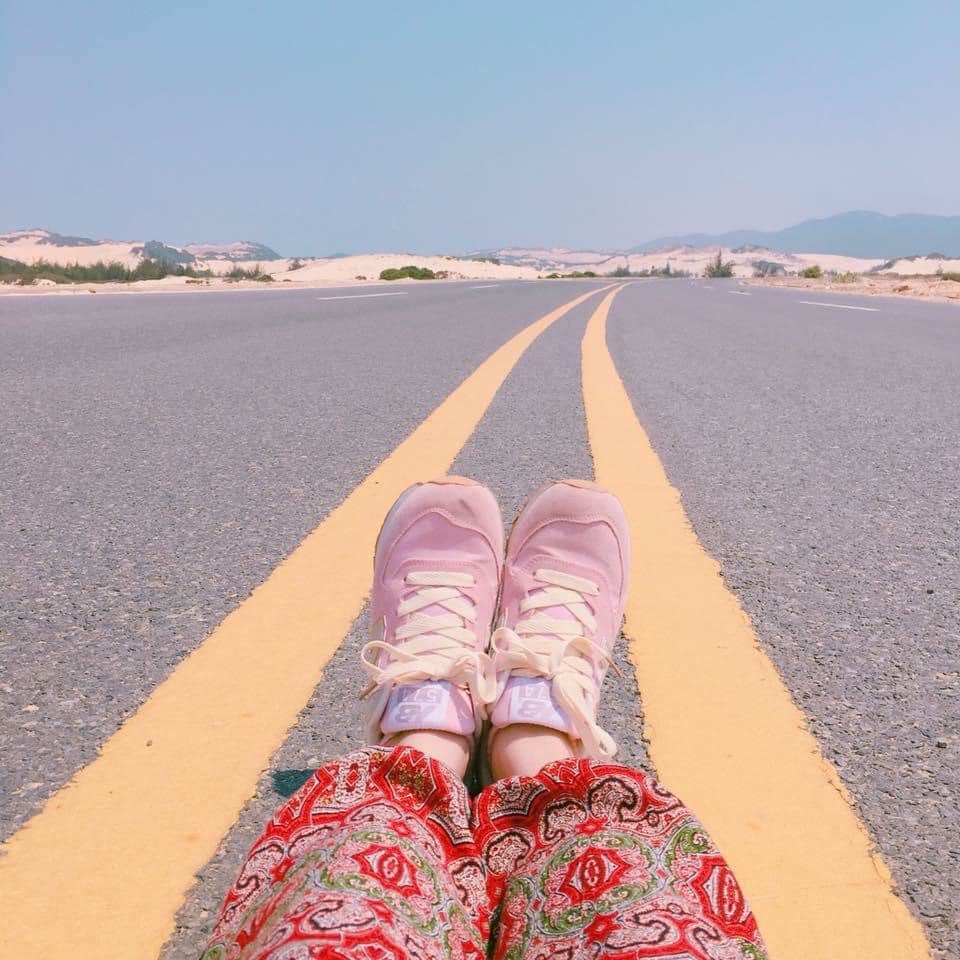  
Dù bạn đi du lịch một mình thì vẫn dễ dàng có được những bức ảnh đẹp với việc chụp lại đôi chân. (Ảnh: Nguyễn Hồng Thu Trang)