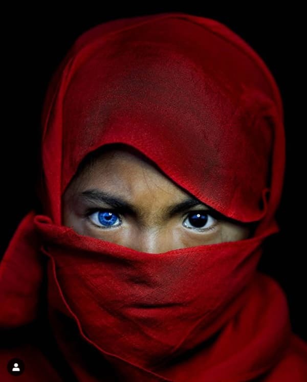  
Đôi mắt xanh hút hồn của người Buton xuất hiện do một dạng rối loạn di truyền hiếm gặp. (Ảnh: Korchnoi Pasaribu)