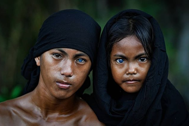  
Bộ lạc ở Indonesia sở hữu đôi mắt màu xanh hiếm thấy. (Ảnh: Korchnoi Pasaribu)