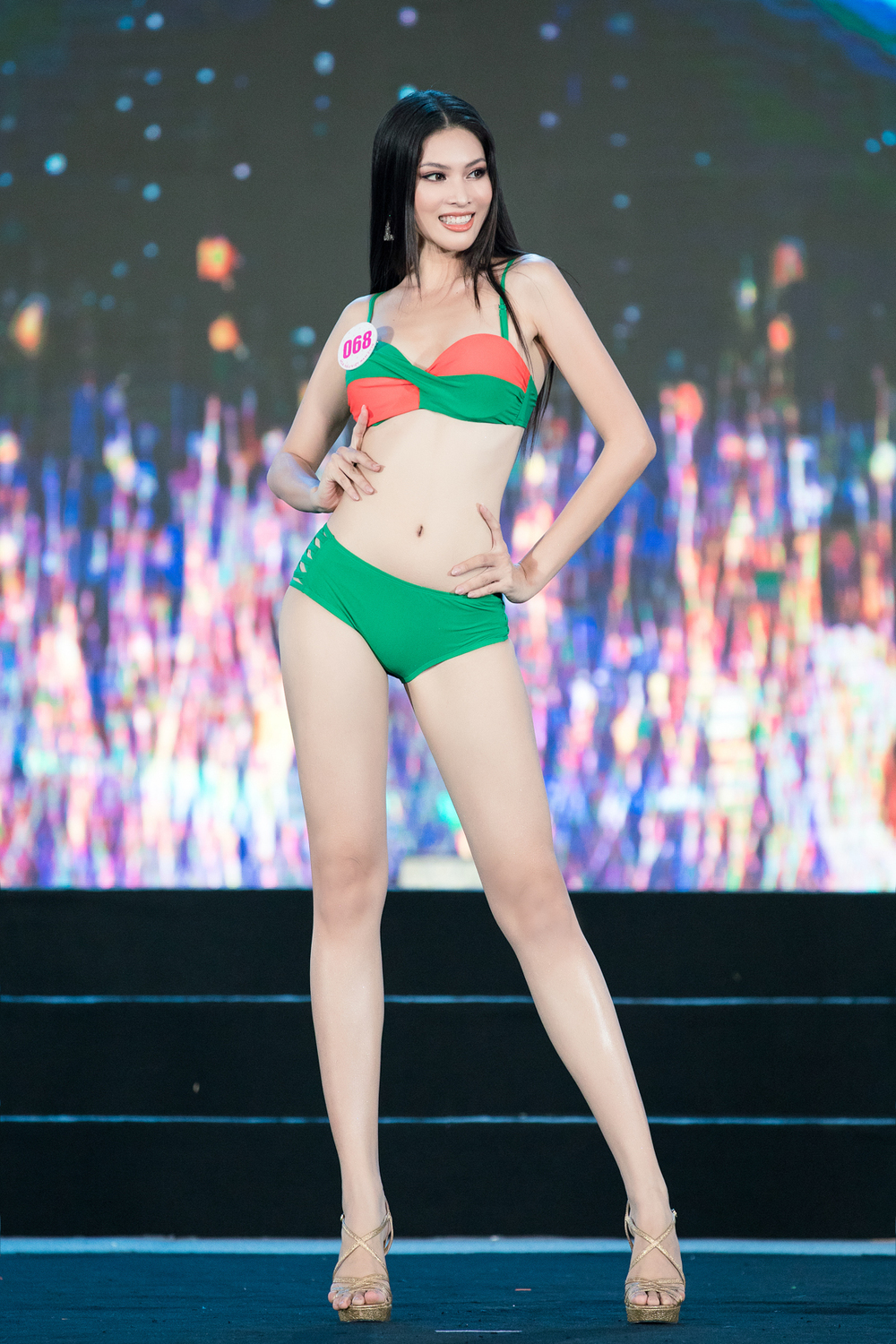 “Bỏng mắt” với phần trình diễn bikini của Top 40 Hoa hậu Việt Nam 2020 - Tin sao Viet - Tin tuc sao Viet - Scandal sao Viet - Tin tuc cua Sao - Tin cua Sao