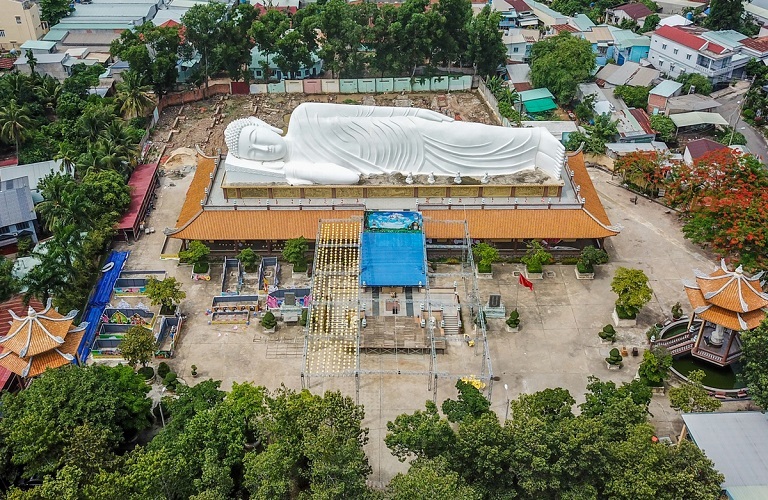  
Bức tượng Phật nằm dài nhất châu Á của chùa Hội Khánh nhìn từ trên cao. (Ảnh: Quỳnh Trần)