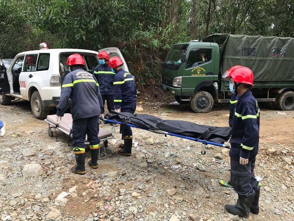  
Lực lượng tìm kiếm cứu nạn đưa công nhân được tìm thấy ra khỏi khu vực sạt lở (Ảnh: VTC)