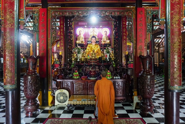  
Vật liệu xây dựng chánh điện chủ yếu được làm bằng gỗ và bên trong chánh điện có hàng trăm bức tượng Phật. (Ảnh: Quỳnh Trần)