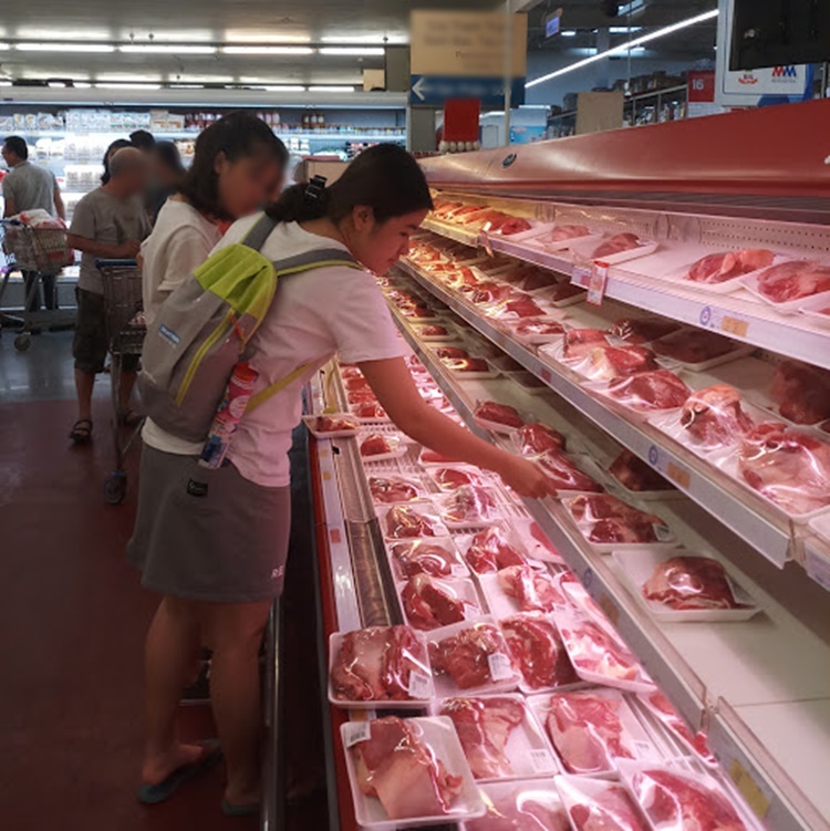 
Người tiêu dùng chọn mua thịt lợn trong siêu thị (Ảnh: Tiêu dùng)
