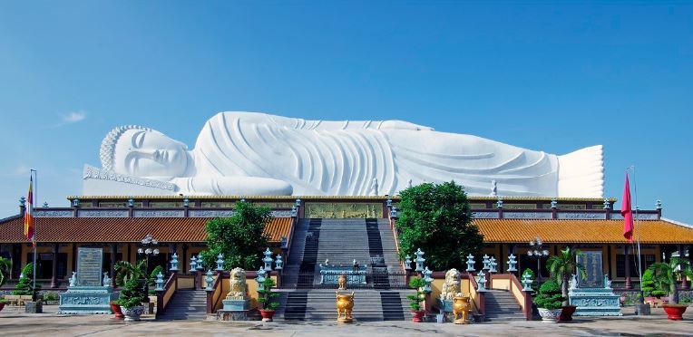  
Bức tượng Phật nằm dài 52m tại chùa Hội Khánh. (Ảnh: @bilee.168)
