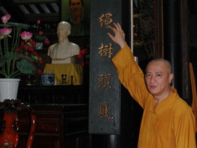  
Câu đối của cụ Nguyễn Sinh Sắc được lưu giữ ở chùa Hội Khánh. (Ảnh: Tiền phong)