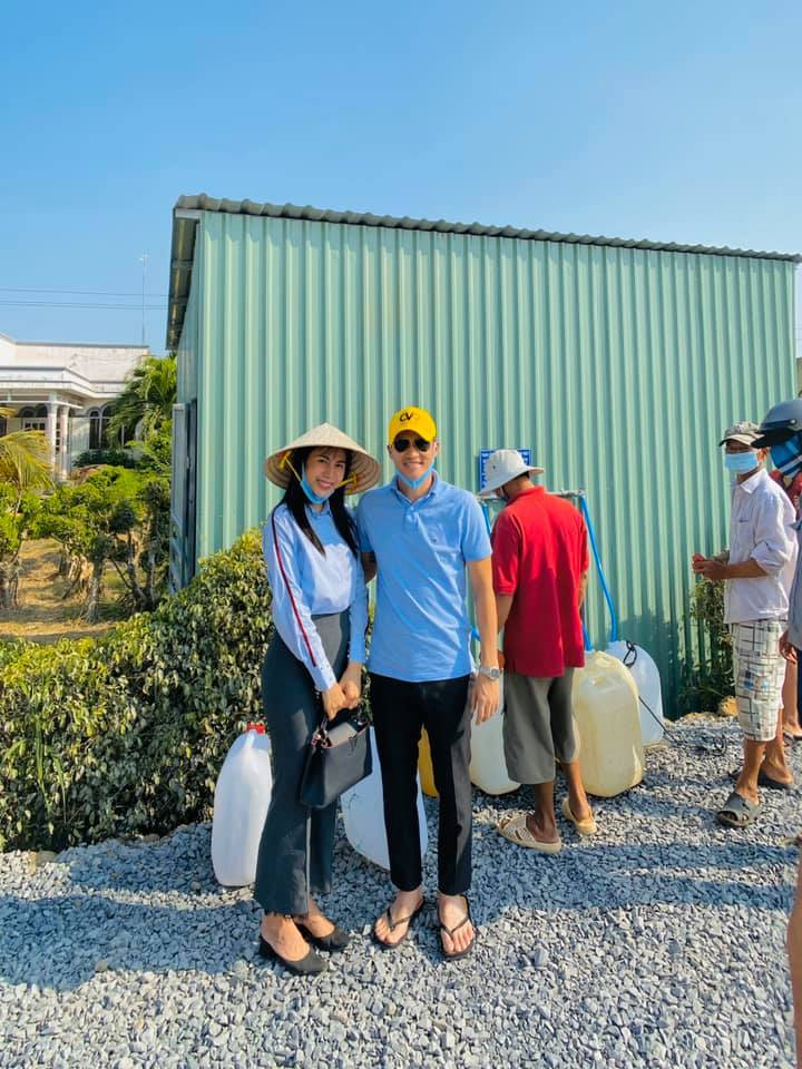 
Thủy Tiên và Công Vinh tại trạm lọc nước ở Tiền Giang hồi tháng 4 vừa qua.