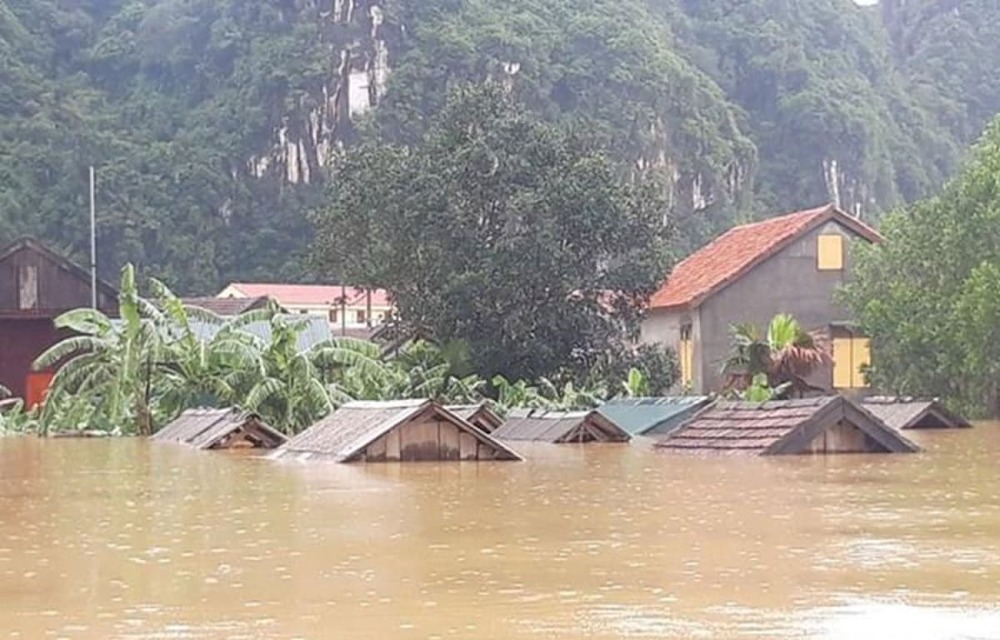  
Nhiều ngôi nhà bị nhấn chìm trong biển nước sau đợt bão lũ lịch sử. (Ảnh: Nhân Dân)