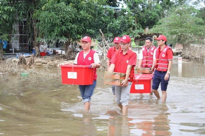  
Hội Chữ thập đỏ Việt Nam đem đồ cứu trợ đến cho bà con vùng lũ. (Ảnh: VietNamNet)