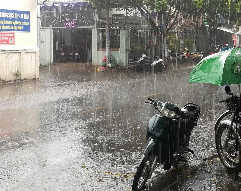  
Cơn mưa to xảy ra tại TP.HCM. (Ảnh: Pháp luật Online).