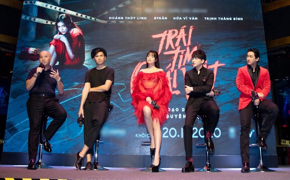  
Quang Huy (ngoài cùng bên trái) cùng dàn cast trong buổi họp báo mới đây (Ảnh: NVCC)