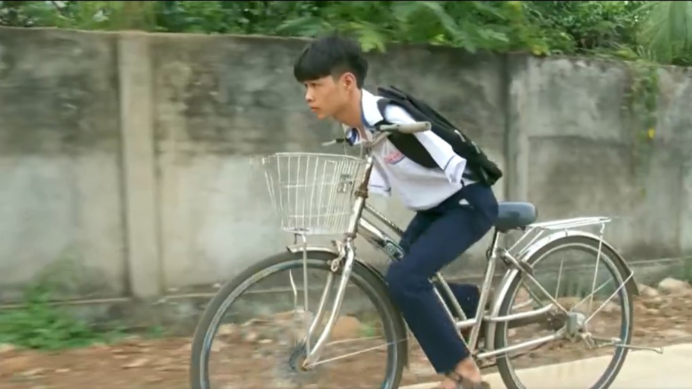 
Hạnh tự đạp xe đến trường mà không cần sự giúp đỡ. (Ảnh: Zing.vn)