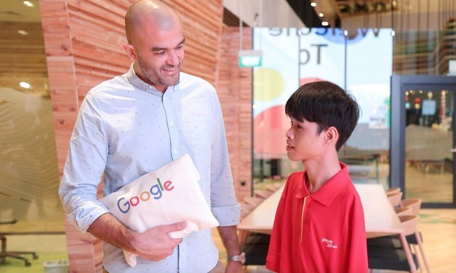 
Hạnh trò chuyện cùng Giám đốc quản lý vùng Việt Nam – Lào – Campuchia của Google. (Ảnh: Báo Thanh Niên)