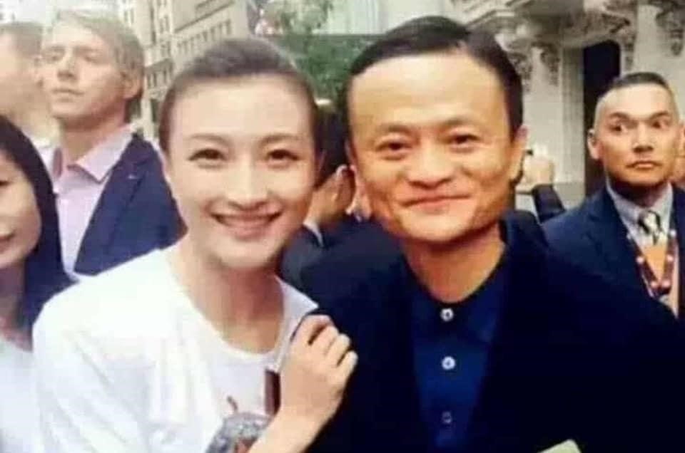 
Đồng Văn Hồng "khởi nghiệp" tại Alibaba với vị trí nhân viên lễ tân lương thấp. (Ảnh: Sohu) 