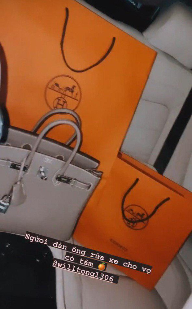  
Túi xách mà Tống Đông Khuê mua tặng bạn gái cũng có giá trị không hề nhỏ. (Ảnh: Chụp màn hình)