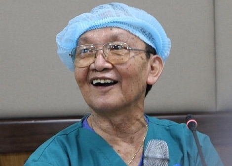  
Giáo sư - Bác sĩ Trần Đông A vui mừng khi cuộc đại phẫu thành công. (Ảnh: Tuổi trẻ Thủ đô)