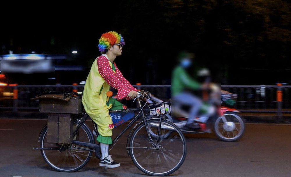 Người dân Sài Gòn đã quen với hình ảnh chú hề đạp xe đi khắp nơi để cắt tóc miễn phí. (Ảnh: VnExpress)