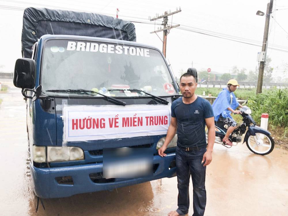
Người đàn ông tự lái xe tải đi dọc các tỉnh để đưa đồ tiếp tế. (Ảnh: FB Nghệ An).