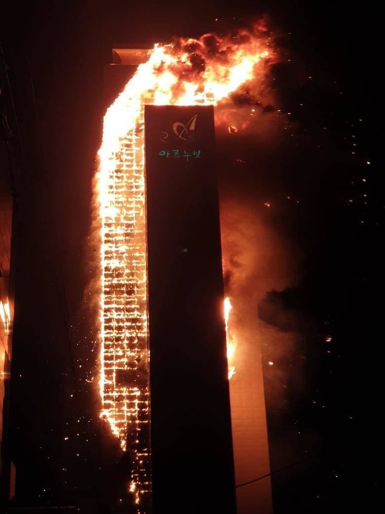  
Tòa nhà cháy như đuốc trong đêm. (Ảnh: Mirror).