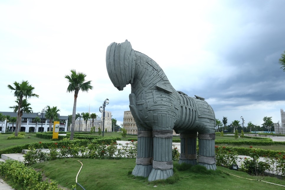 Ngựa gỗ thành Troy nổi tiếng trong truyền thuyết của Hy Lạp cổ đại cũng hiện diện tại The Destina