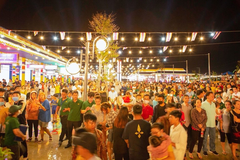 Đông đảo người dân đến tham quan, mua sắm và vui chơi giải trí tại Phú Thiên Kim