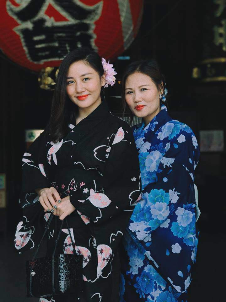  
Mẹ con Văn Mai Hương mặc Kimono - trang phục truyền thống của người Nhật, ở shoot hình này sự xinh đẹp và tự nhiên của hai mẹ con ghi điểm lớn trong lòng người hâm mộ. (Ảnh: T.H)
