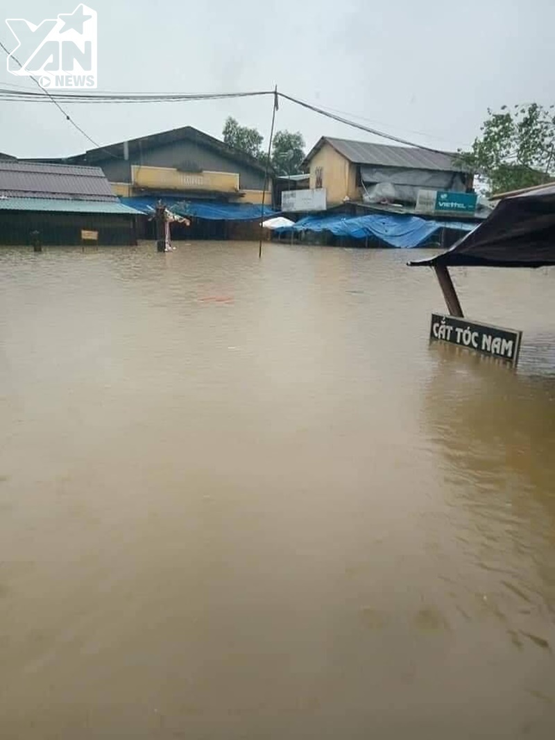  
Nước ngập cao tại Thừa Thiên Huế. 