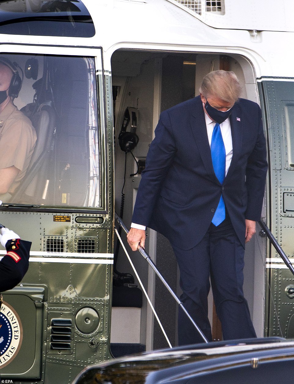  
Ông Trump được đưa đến Trung tâm Y tế Quân sự Quốc gia Walter Reed. (Ảnh: EPA).