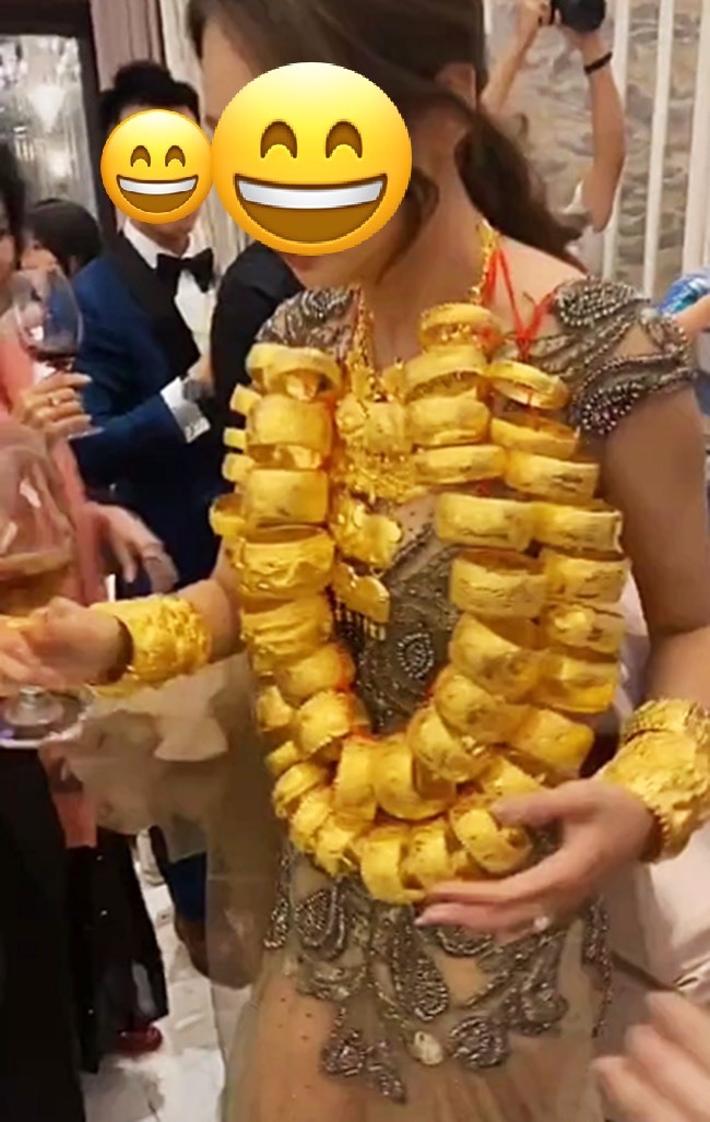  
Cô dâu đeo vàng "còng lưng" thu hút sự quan tâm không ngớt từ dư luận. (Ảnh cắt từ clip) 