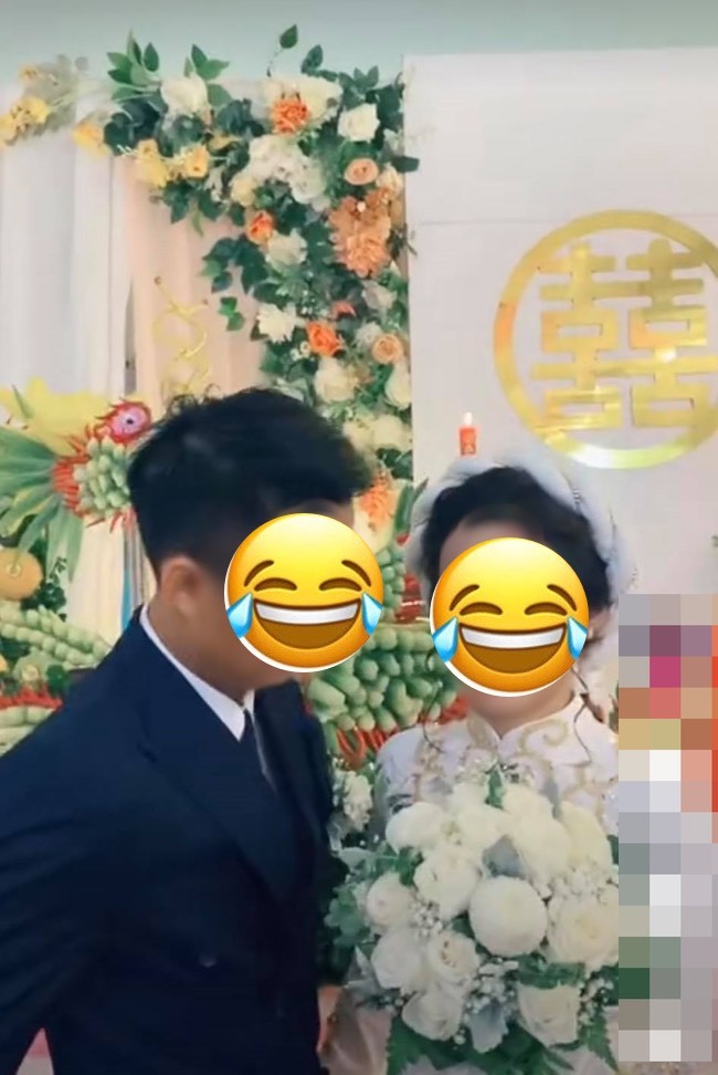 
Cô dâu trong lễ cưới liên tục không nhịn được cười khi nhìn vào mặt chú rể gây chú ý không nhỏ. (Ảnh cắt từ clip)