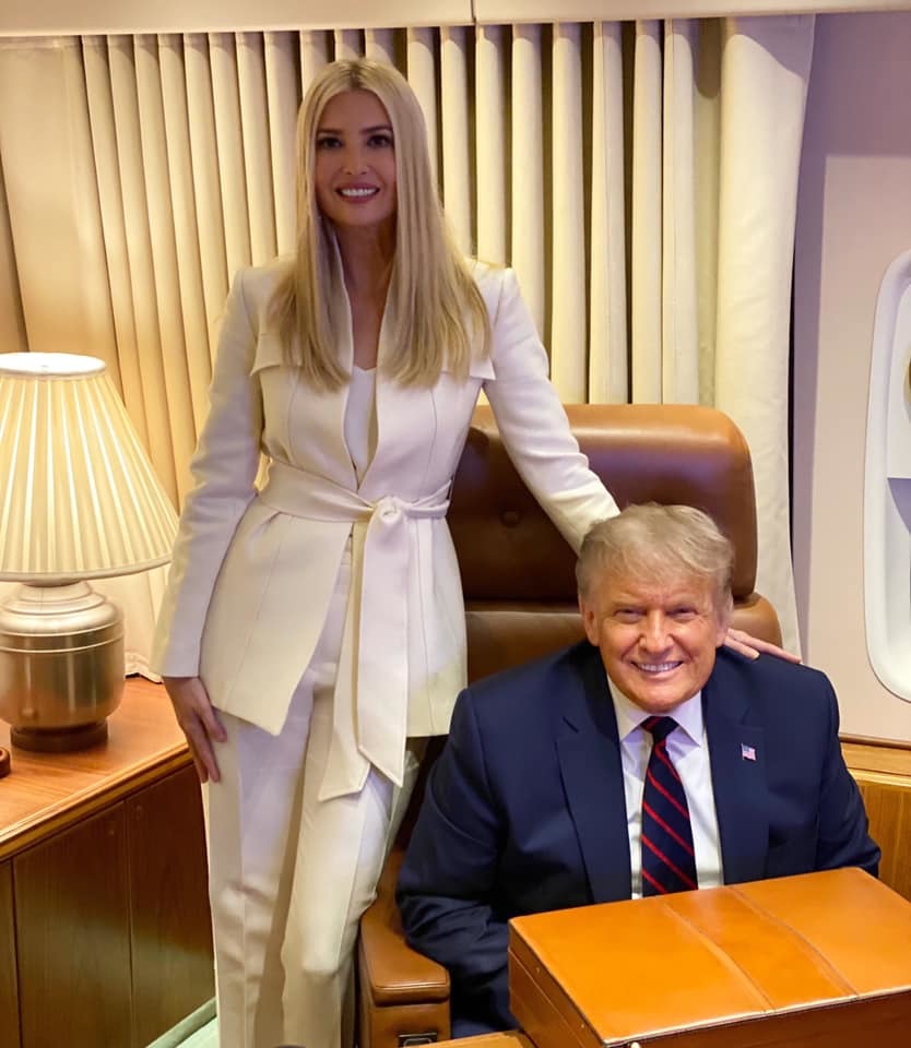 Ivanka Trump chụp ảnh cùng bố là Donald Trump. (Ảnh: FB Ivanka Trump)