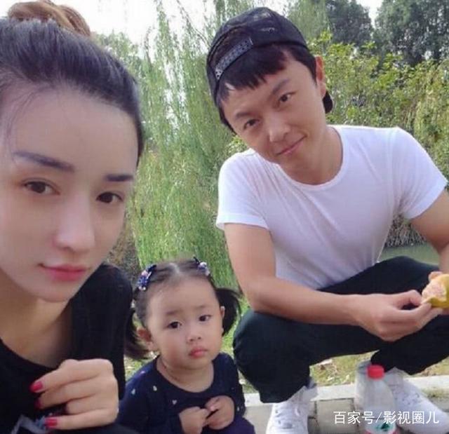  
Tạ Miêu bên gia đình nhỏ của mình. (Ảnh: Weibo).
