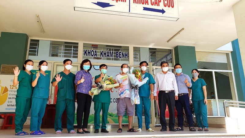 
Hình ảnh bệnh nhân Covid-19 cuối cùng tại Bệnh viện dã chiến Hòa Vang được xuất viện. (Ảnh: Pháp Luật)