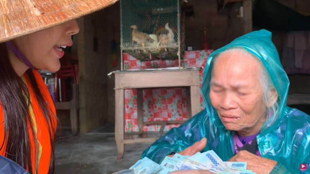 
Bà cụ bật khóc khi nhận được tiền cứu trợ từ ca sĩ Thủy Tiên (Ảnh cắt từ video)
