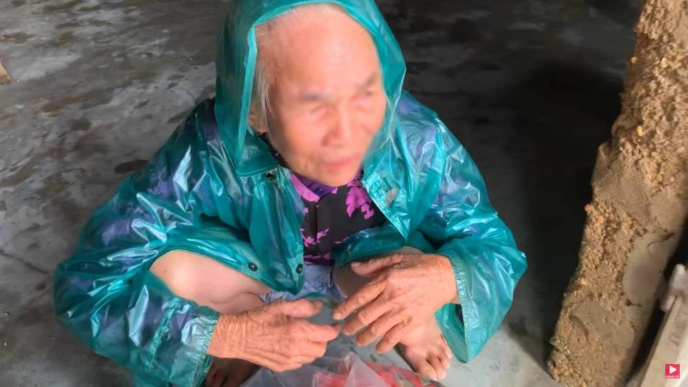 
Cụ bà nghèo được Thủy Tiên giúp đỡ khiến nhiều người cảm thấy ấm áp vô cùng (Ảnh cắt từ video)