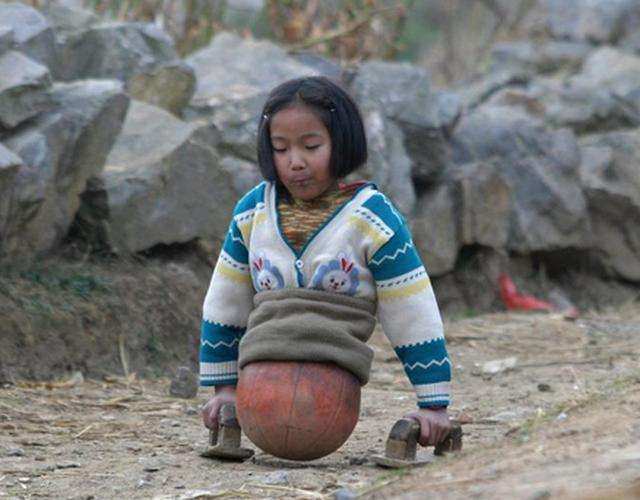 
Hình ảnh cô bé di chuyển bằng quả bóng rổ từng xôn xao MXH một thời gian dài. (Ảnh: Businessinsider)