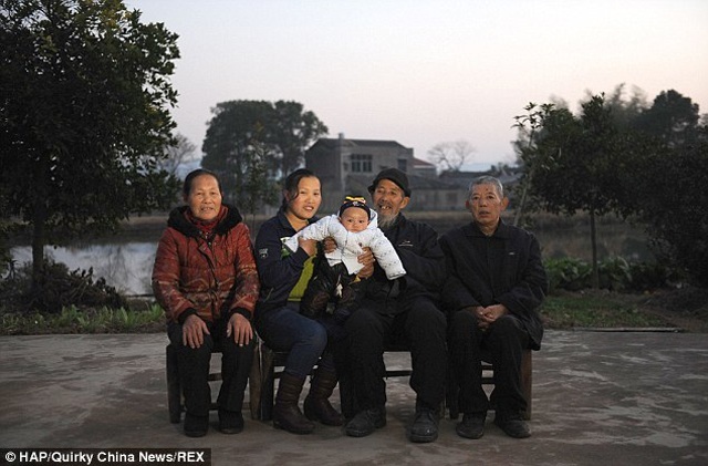  
Dù kém con rể 6 tuổi nhưng mẹ của Zhang Feng cuối cùng cũng ủng hộ mối quan hệ của con mình. Ảnh: REX